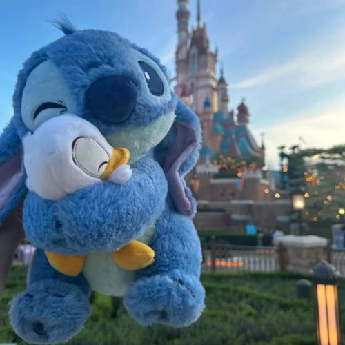 Peluche De Stitch Disney Abrazando Un Patito Tierno Y Suave Stitch Azul
